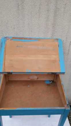 Pupitre écolier bleu avec emplacement encrier