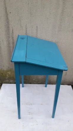 Pupitre écolier bleu avec emplacement encrier
