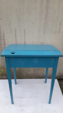 Pupitre écolier bleu avec emplacement encrier