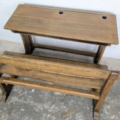 Pupitre d'école double et son banc en bois