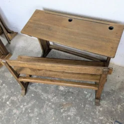Pupitre d'école double et son banc en bois