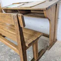Pupitre d'école double et son banc en bois