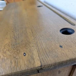 Pupitre d'école double et son banc en bois