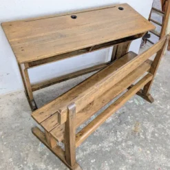 Pupitre d'école double et son banc en bois
