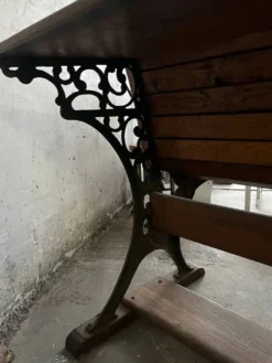 Pupitre d'écolier double du début du XXe siècle en bois brun chaud avec cadre en fonte noire
