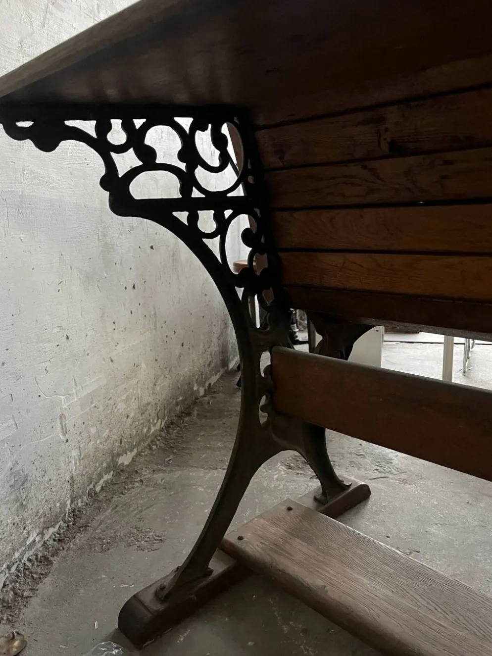 Pupitre d'écolier double du début du XXe siècle en bois brun chaud avec cadre en fonte noire