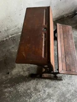 Pupitre d'écolier double du début du XXe siècle en bois brun chaud avec cadre en fonte noire