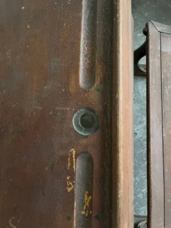 Pupitre d'écolier double du début du XXe siècle en bois brun chaud avec cadre en fonte noire