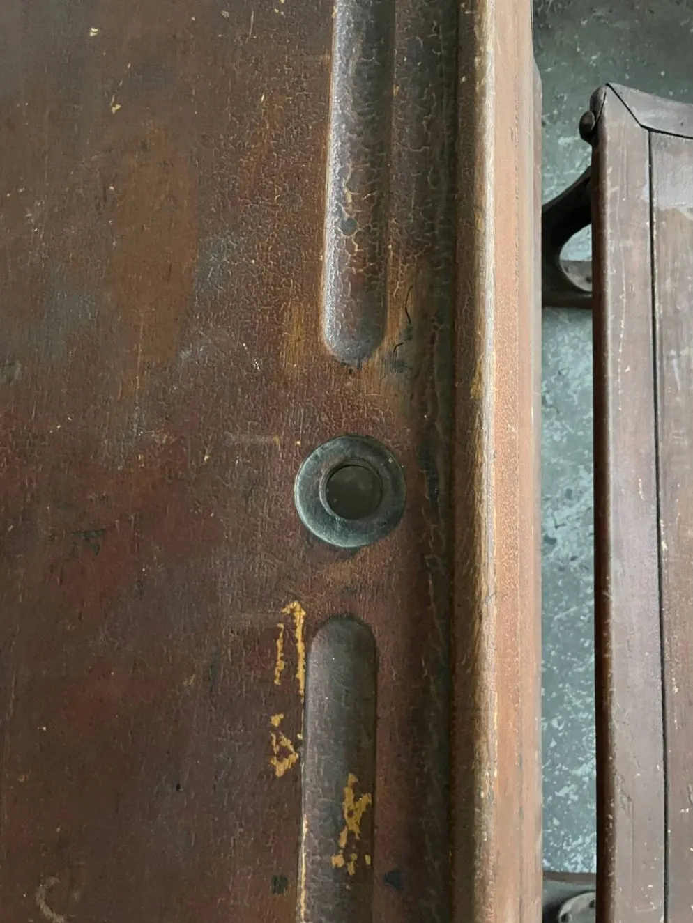 Pupitre d'écolier double du début du XXe siècle en bois brun chaud avec cadre en fonte noire