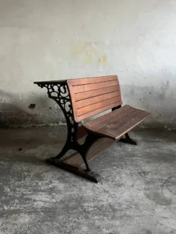 Pupitre d'écolier double du début du XXe siècle en bois brun chaud avec cadre en fonte noire