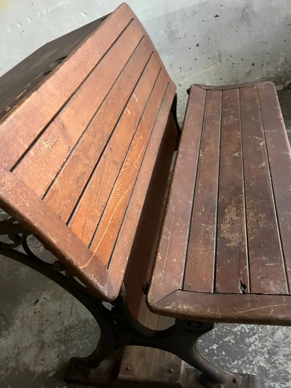 Pupitre d'écolier double du début du XXe siècle en bois brun chaud avec cadre en fonte noire