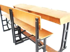 Pupitre d'écolier en bois sur roulettes