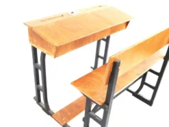 Pupitre d'écolier en bois sur roulettes