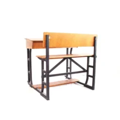 Pupitre d'écolier en bois sur roulettes