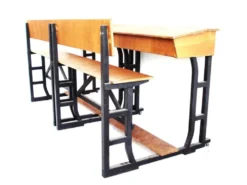 Pupitre d'écolier en bois sur roulettes