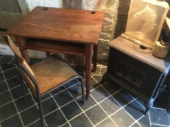 Pupitre d'écolier et sa chaise