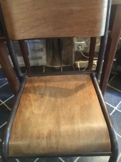 Pupitre d'écolier et sa chaise