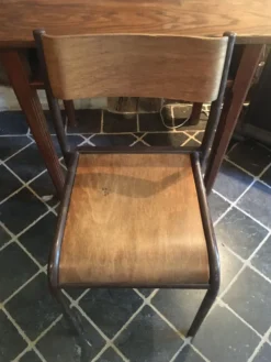 Pupitre d'écolier et sa chaise