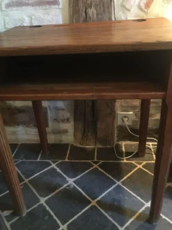 Pupitre d'écolier et sa chaise
