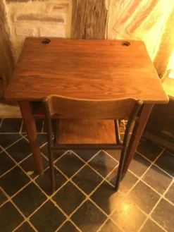 Pupitre d'écolier et sa chaise