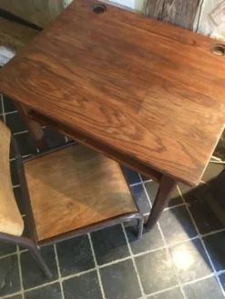 Pupitre d'écolier et sa chaise