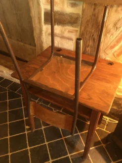 Pupitre d'écolier et sa chaise