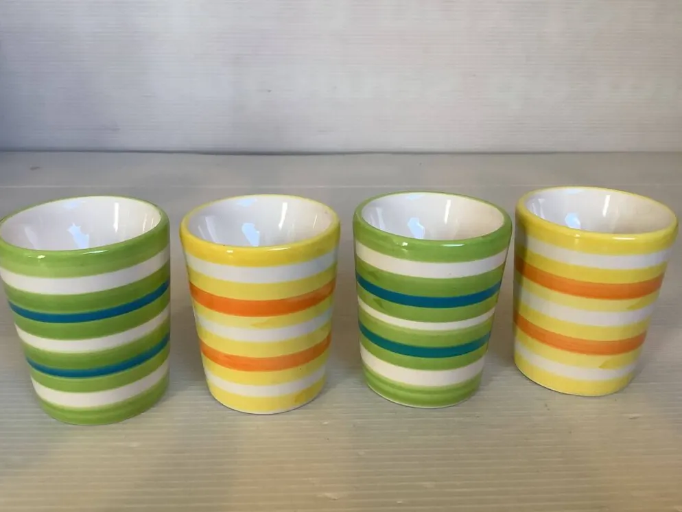 Quatre coquetiers rayés jaune et vert