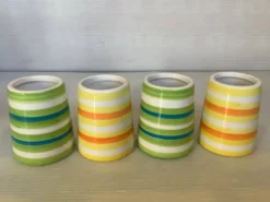 Quatre coquetiers rayés jaune et vert