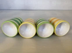 Quatre coquetiers rayés jaune et vert