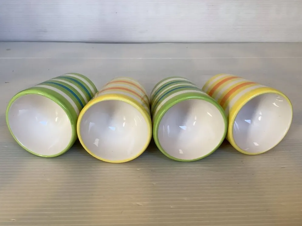 Quatre coquetiers rayés jaune et vert
