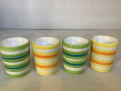 Quatre coquetiers rayés jaune et vert