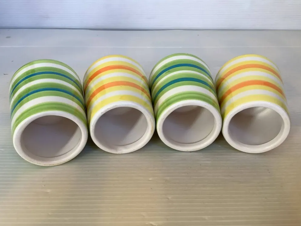 Quatre coquetiers rayés jaune et vert