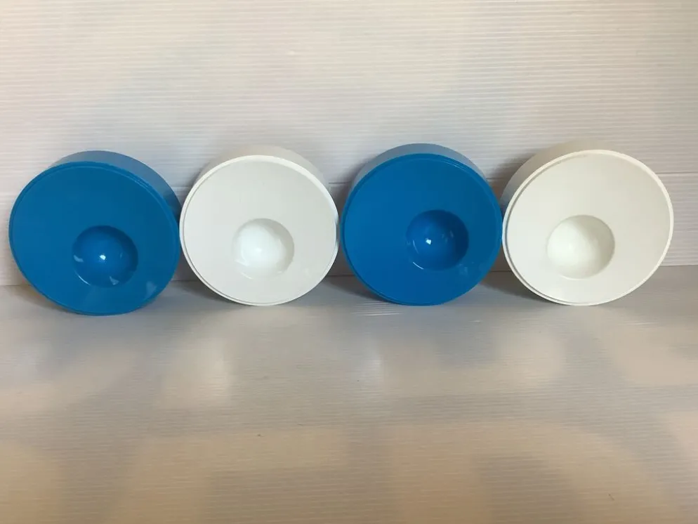 Quatre coquetiers ronds bleus et blancs année 70