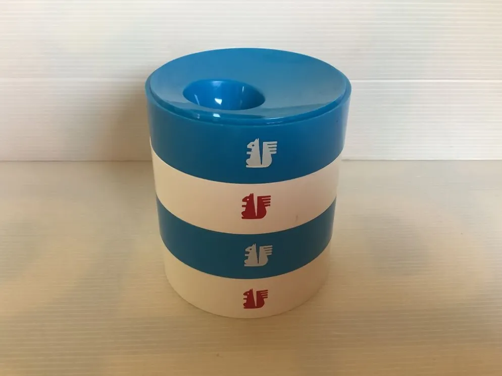 Quatre coquetiers ronds bleus et blancs année 70