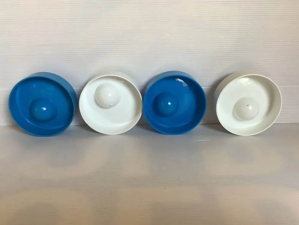 Quatre coquetiers ronds bleus et blancs année 70