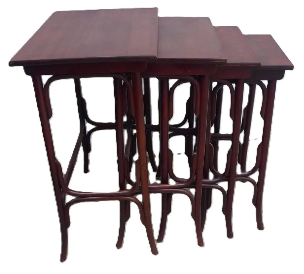 Quatre tables gigogne thonet
