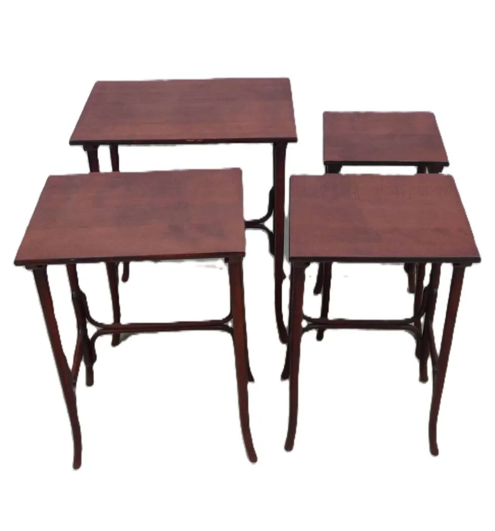 Quatre tables gigogne thonet