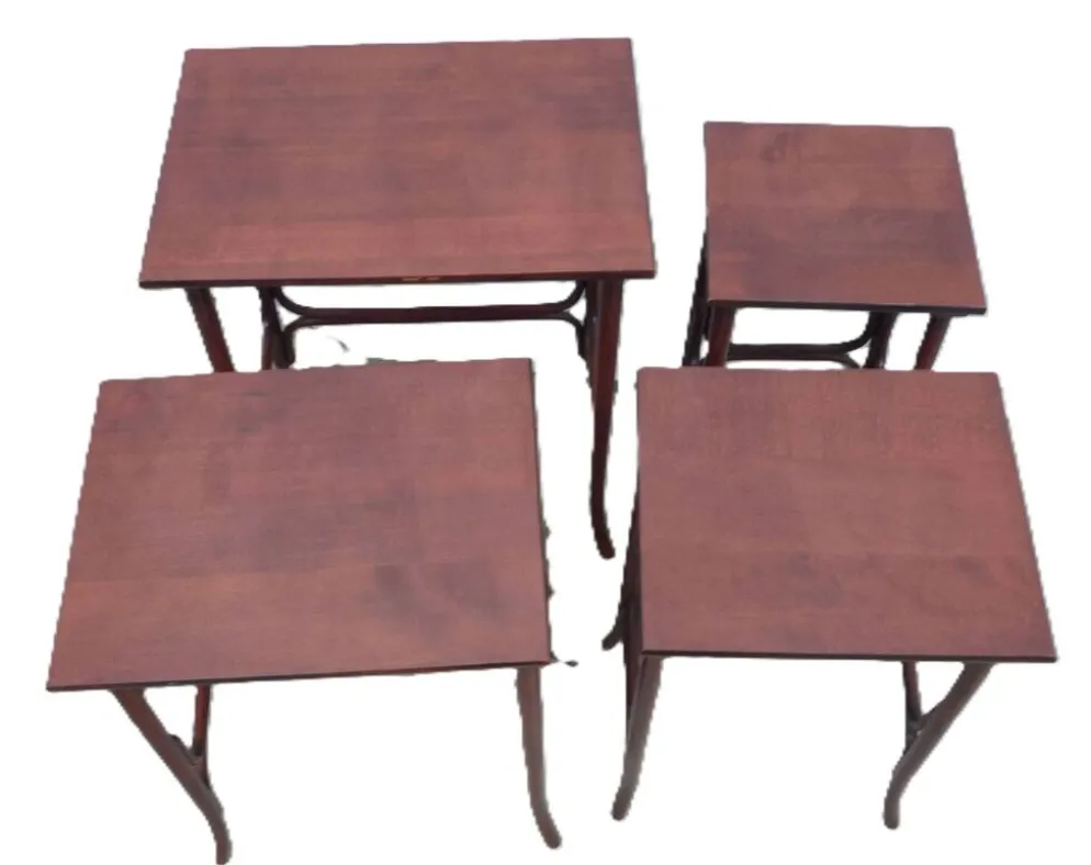 Quatre tables gigogne thonet
