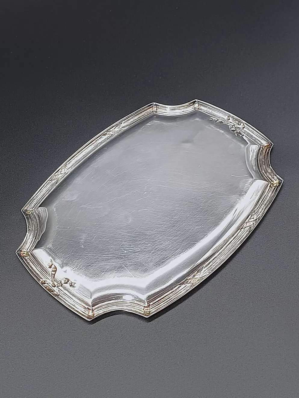 Raffiné petit plateau de service ou vide-poche rectangulaire aux angles cha
