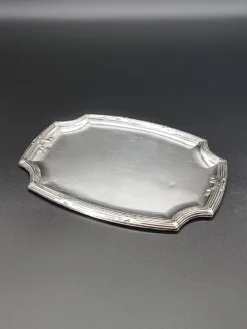 Raffiné petit plateau de service ou vide-poche rectangulaire aux angles cha