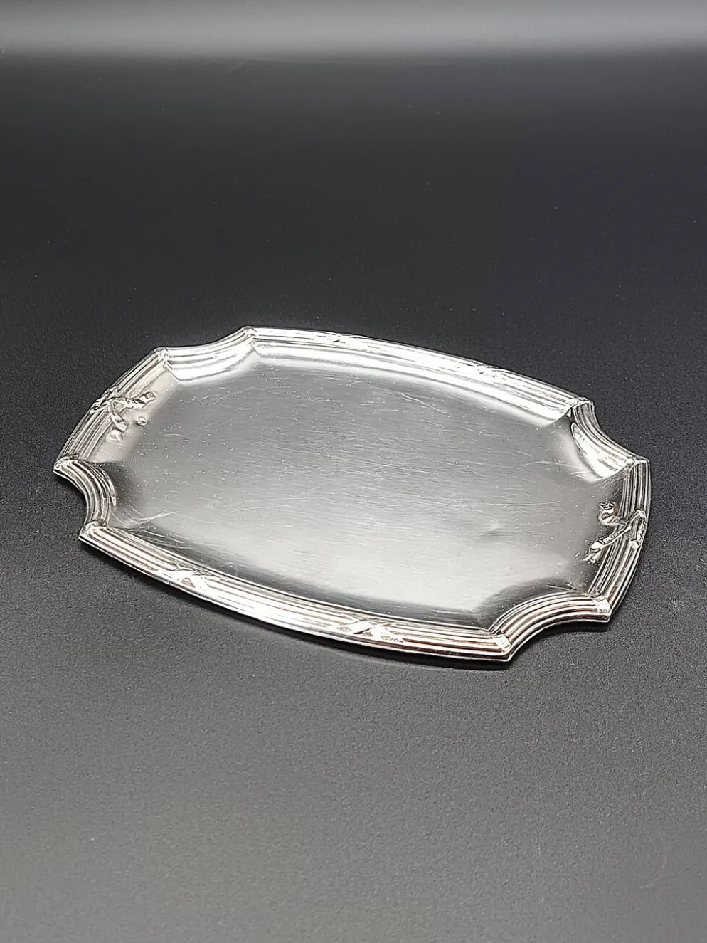 Raffiné petit plateau de service ou vide-poche rectangulaire aux angles cha