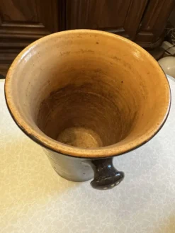 Rafraîchissoir à vin blanc ancien en céramique vernissée – décor flora
