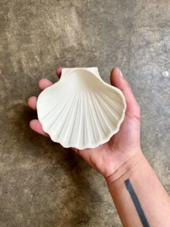 Ramequin coquillage en faïence blanche