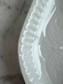 Ramequin ravier ovale en porcelaine blanche — motif floral en relief