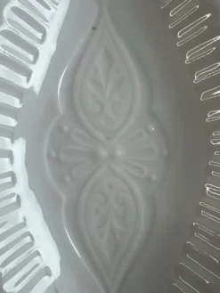 Ramequin ravier ovale en porcelaine blanche — motif floral en relief