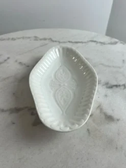 Ramequin ravier ovale en porcelaine blanche — motif floral en relief