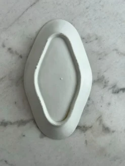 Ramequin ravier ovale en porcelaine blanche — motif floral en relief