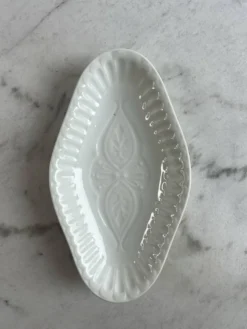 Ramequin ravier ovale en porcelaine blanche — motif floral en relief