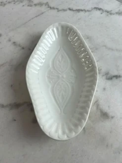 Ramequin ravier ovale en porcelaine blanche — motif floral en relief