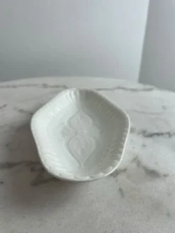 Ramequin ravier ovale en porcelaine blanche — motif floral en relief
